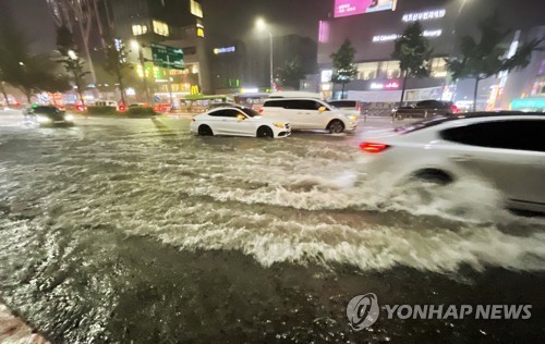 La foto de archivo, tomada el 8 de agosto de 2022, muestra una carretera en Seúl, inundada tras las fuertes lluvias que azotaron la ciudad.