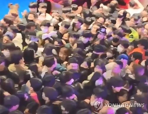 La foto, proporcionada, el 30 de octubre de 2022, por un lector, muestra a la multitud de personas durante los festejos de la Noche de Brujas, en el barrio de Itaewon, en el centro de Seúl, el día previo. (Prohibida su reventa y archivo)