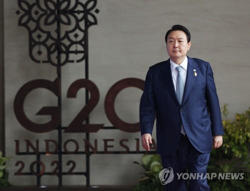 En la foto de archivo, el presidente surcoreano, Yoon Suk-yeol, asiste, el 15 de noviembre de 2022, a la cumbre del Grupo de los 20 (G-20), celebrada en un hotel de Bali, Indonesia.