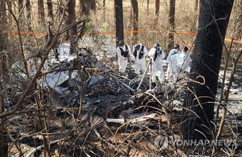Las autoridades llevan a cabo operaciones de rescate, el 27 de noviembre de 2022, tras la colisión de un helicóptero S-58T, en torno a las 10:50 a.m., en la comarca de Yangyang, a unos 215 kilómetros al este de Seúl.