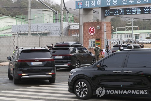 Unos vehículos que llevan a Jin, integrante de la sensación del K-pop BTS, llegan a un campo de entrenamiento de una división de primera línea del Ejército en Yeoncheon, a 60 kilómetros al norte de Seúl, el 13 de diciembre de 2022, donde el cantante iniciará su servicio militar activo.