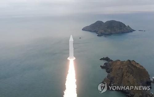 La foto de archivo, proporcionada por el Ministerio de Defensa, muestra el primer lanzamiento de prueba de un cohete de combustible sólido de Corea del Sur, celebrado, el 30 de marzo de 2022, en un recinto de pruebas de la Agencia para el Desarrollo de Defensa, en Taean, a 109 kilómetros al suroeste de Seúl. (Prohibida su reventa y archivo)