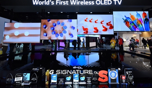 En la imagen, proporcionada, el 8 de enero de 2023, por LG Electronics, se muestra el primer televisor inalámbrico del mundo, el modelo OLED M, de pantalla de diodos orgánicos emisores de luz (OLED, según sus siglas en inglés) de la línea de lujo LG Signature, que fue galardonado oficialmente en el Salón de Electrodomésticos (CES) 2023, en Las Vegas, EE. UU. (Prohibida su reventa y archivo) 