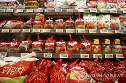 La foto de archivo, sin fechar, muestra paquetes de productos de "kimchi" exhibidos en un supermercado de Seúl.