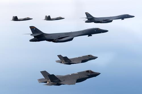 La foto, proporcionada por el Ministerio de Defensa surcoreano, muestra los cazas de las Fuerzas Aéreas de Corea del Sur y EE. UU. participando, el 1 de febrero de 2023, en un ejercicio aéreo conjunto sobre el mar Amarillo. (Prohibida su reventa y archivo)