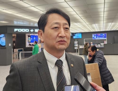 El jefe negociador de comercio de Corea del Sur, Ahn Duk-geun, habla ante los reporteros, el 8 de marzo de 2023 (hora local), en el Aeropuerto Internacional de Washington-Dulles, cerca de la capital estadounidense.