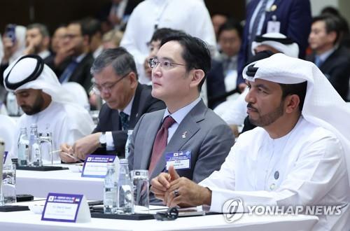 El presidente ejecutivo de Samsung Electronics Co., Lee Jae-yong (segundo por la dcha.), asiste a un foro empresarial entre Corea del Sur y los Emiratos Árabes Unidos (EAU), celebrado, el 16 de enero de 2023 (hora local), en Abu Dabi, los EAU.