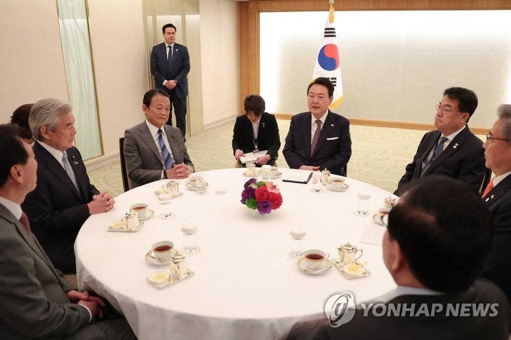 Yoon se reúne con los líderes políticos japoneses y expresa su esperanza de una mayor cooperación