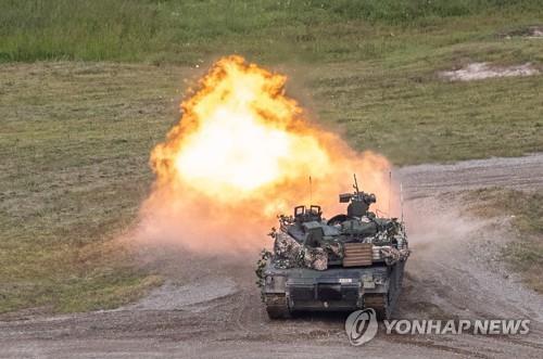 La foto de archivo, tomada el 31 de agosto de 2022, muestra un tanque M1A2 del Ejército estadounidense participando en un ejercicio combinado de fuego real entre Corea del Sur y EE. UU., en el Complejo de Fuego Real Rodríguez, situado en Pocheon, a 41 kilómetros al norte de Seúl.