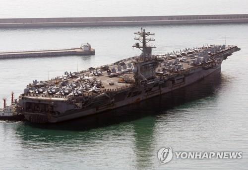 La foto muestra el portaaviones de propulsión nuclear USS Nimitz, de la Armada de EE. UU., llegando, el 28 de marzo de 2023, a una base naval de la ciudad portuaria surcoreana de Busan, a 325 kilómetros al sudeste de Seúl.
