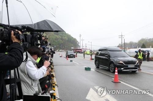 En la imagen, tomada el 18 de abril de 2023, se muestran vehículos llegando a un campamento de entrenamiento del Ejército en Wonju, en la provincia de Gangwon, al noreste de Seúl, con J-Hope, de BTS, a bordo.