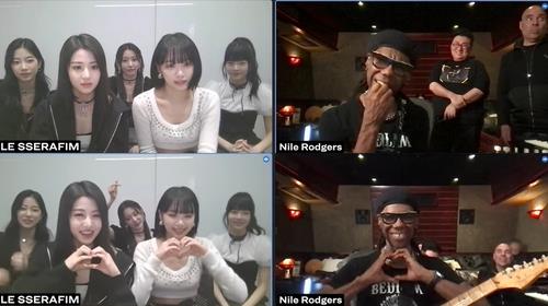 La foto, proporcionada por Source Music, muestra al grupo femenino de K-pop Le Sserafim (izda.) y el productor y guitarrista estadounidense Nile Rodgers. (Prohibida su reventa y archivo)