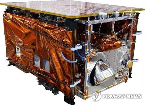 La foto, proporcionada por el Instituto de Investigación Aeroespacial de Corea del Sur, muestra el NEXTSAT-2, el segundo satélite pequeño de próxima generación del país. (Prohibida su reventa y archivo)