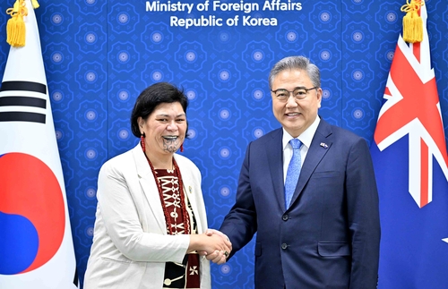 La foto, proporcionada por el Ministerio de Asuntos Exteriores de Corea del Sur, muestra a su ministro, Park Jin (dcha.), estrechando la mano de su homóloga de Nueva Zelanda, Nanaia Mahuta, durante una conversación bilateral celebrada, el 30 de mayo de 2023, en Seúl. (Prohibida su reventa y archivo)