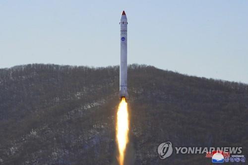 (AMPLIACIÓN) JCS: Corea del Norte dispara hacia el sur un proyectil que afirma ser un 'vehículo de lanzamiento espacial'