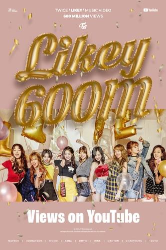 La imagen, proporcionada por JYP Entertainment, muestra un póster para conmemorar los 600 millones de visualizaciones del videoclip de "LIKEY", de TWICE. (Prohibida su reventa y archivo)