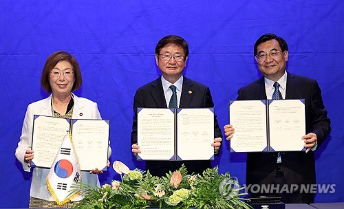 El ministro de Cultura, Deportes y Turismo surcoreano, Park Bo-gyoon (centro), y sus homólogos de Japón y China, Keiko Nagaoka (izda.) y Hu Heping, respectivamente, posan para una fotografía, el 8 de septiembre de 2023, sosteniendo la declaración conjunta firmada tras la reunión trilateral celebrada en Jeonju, a 192 kilómetros al sur de Seúl.