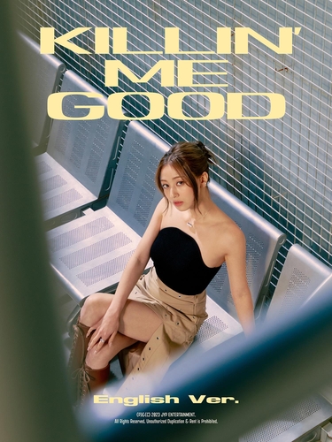 La foto, proporcionada por JYP Entertainment, muestra a Jihyo del grupo femenino de K-pop TWICE, en un póster promocional de la versión en inglés de su canción como solista, "Killin' Me Good". (Prohibida su reventa y archivo)