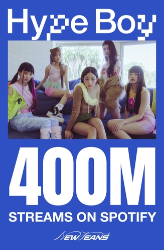 La imagen, proporcionada por ADOR, muestra un póster que celebra los 400 millones de reproducciones en Spotify, logrados, el 13 de septiembre de 2023, por el grupo femenino de K-pop NewJeans, con su canción "Hype Boy". (Prohibida su reventa y archivo)