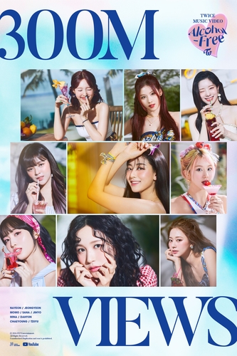 La imagen, proporcionada por JYP Entertainment, muestra un póster para conmemorar los 300 millones de visualizaciones, en YouTube, del videoclip de "Alcohol-Free", de TWICE. (Prohibida su reventa y archivo)