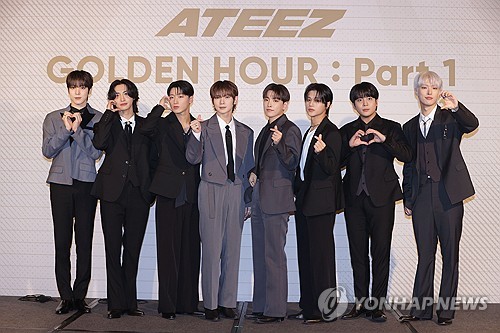 La banda de K-pop Ateez posa para una foto durante una conferencia de prensa celebrada, el 30 de mayo de 2024, en Seúl, para promocionar su 10º álbum de reproducción extendida, "Golden Hour: Part. 1".