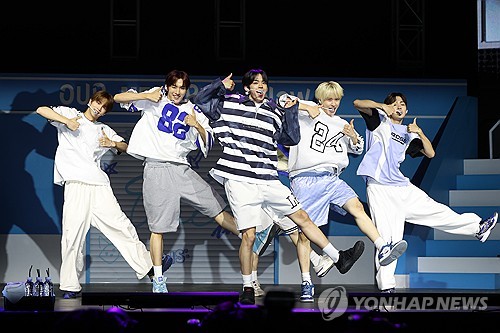 El grupo masculino de K-pop TWS interpreta la canción principal de su segundo miniálbum, "SUMMER BEAT!", durante su presentación a los medios de comunicación, el 24 de junio de 2024, en el Blue Square de Yongsan, en Seúl.