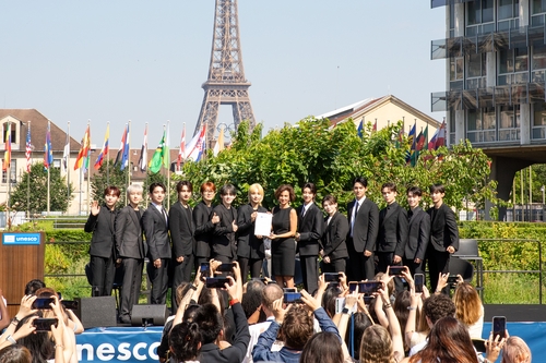 La foto, proporcionada por Pledis Entertainment, muestra al grupo masculino de K-pop Seventeen posando para una foto con la directora general de la Unesco, Audrey Azoulay (7ª por la dcha.), después de recibir su carta de nombramiento como Embajador de Buena Voluntad para la Juventud de la Unesco, el 26 de junio de 2024 (hora local), en París, Francia. (Prohibida su reventa y archivo)