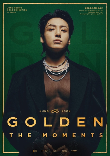 La imagen, sin fechar, muestra el póster promocional de la próxima exhibición "Golden: The Moments", en la que se podrá explorar el periplo de Jungkook, de BTS, como solista. La exhibición se realizará, del 30 de agosto al 30 de septiembre, en un hotel del centro de Seúl. (Imagen proporcionada por Hybe Insight. Prohibida su reventa y archivo)