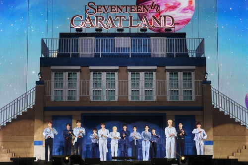 La foto, sin fechar, proporcionada por Pledis Entertainment, muestra al grupo masculino de K-pop Seventeen, actuando en el evento "SEVENTEEN in CARAT LAND", en el domo Gocheok Sky, en Seúl. (Prohibida su reventa y archivo)