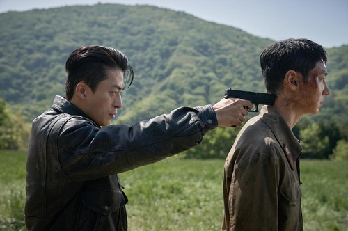 Esta foto, sin fechar, proporcionada por Plus M Entertainment, muestra a los actores Koo Kyo-hwan (izda.) y Lee Je-hoon, interpretando a Hyun-sang y Gyu-nam, respectivamente, en el drama cinematográfico de acción surcoreano "Escape". (Prohibida su reventa y archivo)