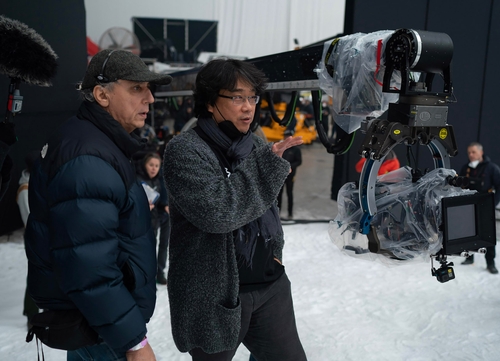 En esta fotografía de archivo, proporcionada, el 14 de marzo de 2024, por Warner Bros. Korea, se mustra al director surcoreano Bong Joon-ho (dcha.) trabajando en el plató de su próxima película, "Mickey 17". (Prohibida su reventa y archivo) 