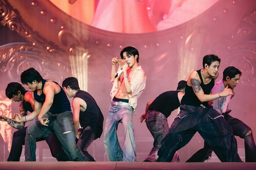 La foto, proporcionada por BigHit Music, muestra a J-Hope (centro), de BTS, realizando una actuación, el 13 de julio de 2025 (hora local), en Lollapalooza Berlin, uno de los festivales musicales más grandes de Europa. (Prohibida su reventa y archivo)