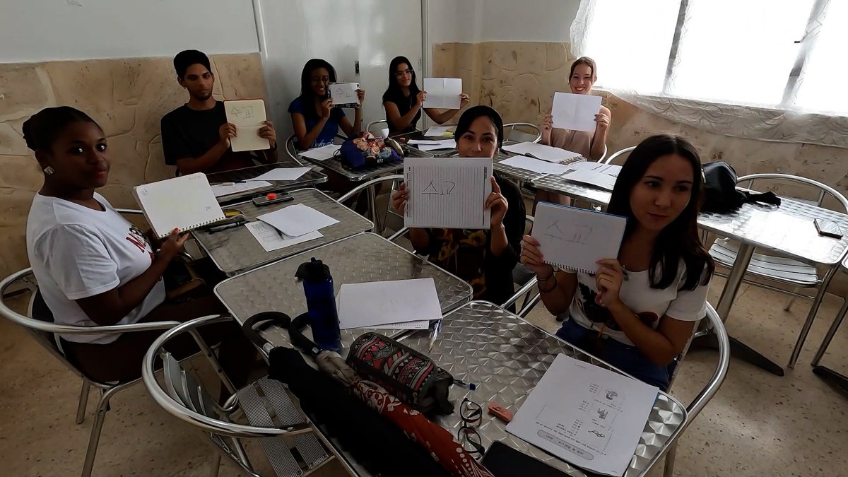 쿠바 아바나 한글학교에서 공부하는 학생들 