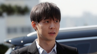 Accusé de s'être drogué, l'acteur et chanteur Park Yoo-chun est interrogé par la police