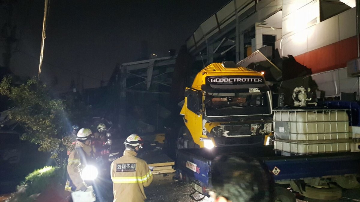 인천 화학제품 공장 폭발…1명 사망·8명 부상