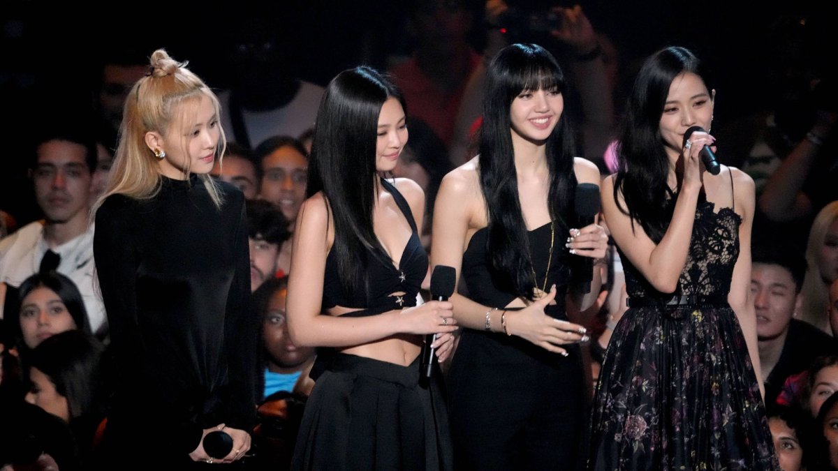 "بلاك بينك" تفوز بجائزتين وتحصد "بي تي إس" لقب "فرقة العام" للعام الرابع على التوالي في VMA