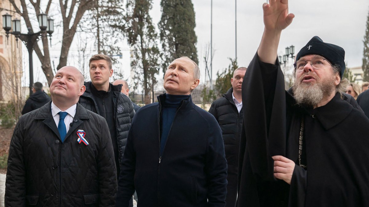 체포영장 발부된 푸틴…직접 운전해 크림반도 깜짝 방문