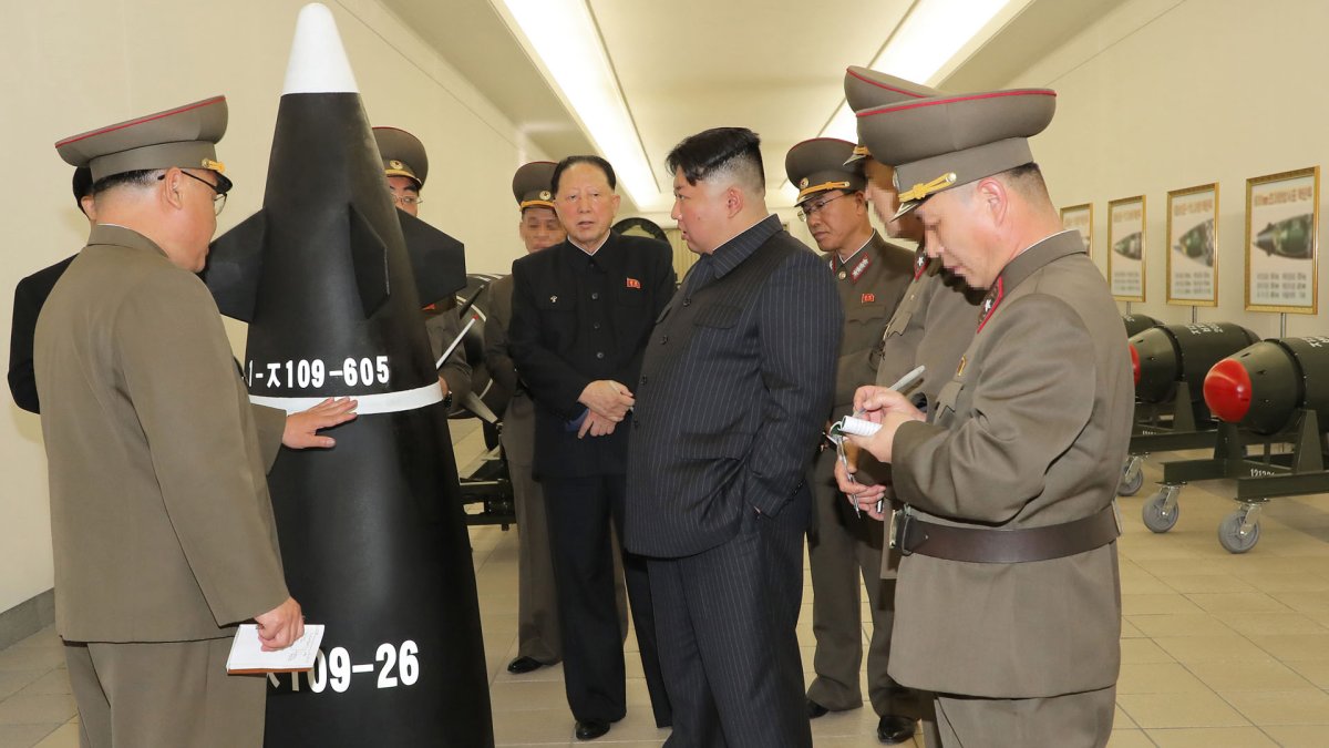 김정은, 핵무기병기화사업 지도…"무기급 핵물질 생산확대"