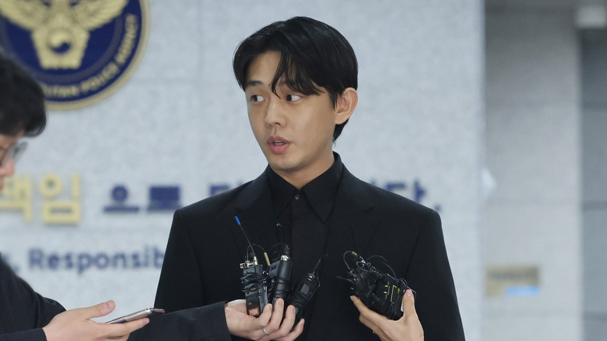El actor Yoo Ah-in regresa a casa tras un interrogatorio de 21 horas por el presunto consumo ilegal de drogas