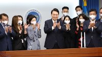 윤대통령, 용산 대통령실에서 누리호 발사 생중계 시청