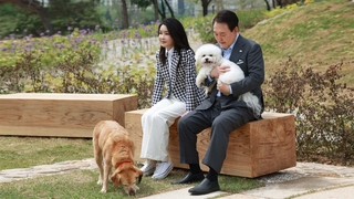 الرئيس «يون» والسيدة الأولى يظهران في برنامج تلفزيوني مع كلابهما