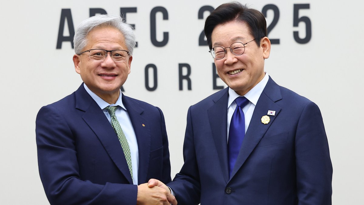 (أبيك 2025) الرئيس «لي» يتعهد بتقديم الدعم الكامل لشركة «إنفيديا» في شراكة الذكاء الاصطناعي