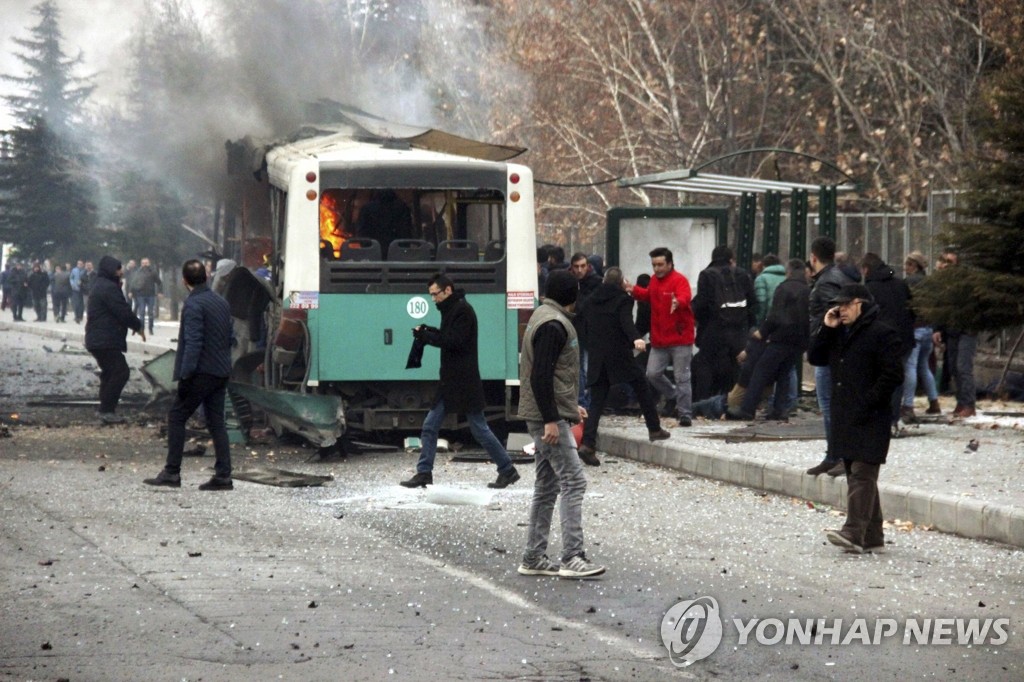 터키 중부서 군인 탄 버스에 폭탄공격…최소 13명 사망