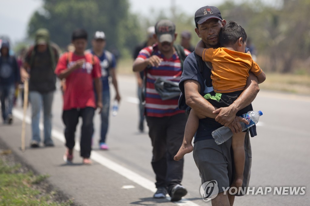 미국에 가기 위해 도보로 멕시코 고속도로 통과하는 캐러밴