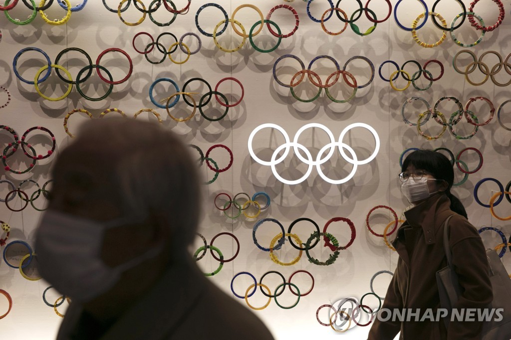 마스크를 쓰고 최근 개관한 일본올림픽박물관을 찾은 도쿄 시민