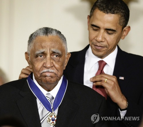 (AP=연합뉴스) 2009년 당시 버락 오바마 미국 대통령이 조지프 로워리 목사(왼쪽)에게 '자유의 메달'을 수여하는 모습. 