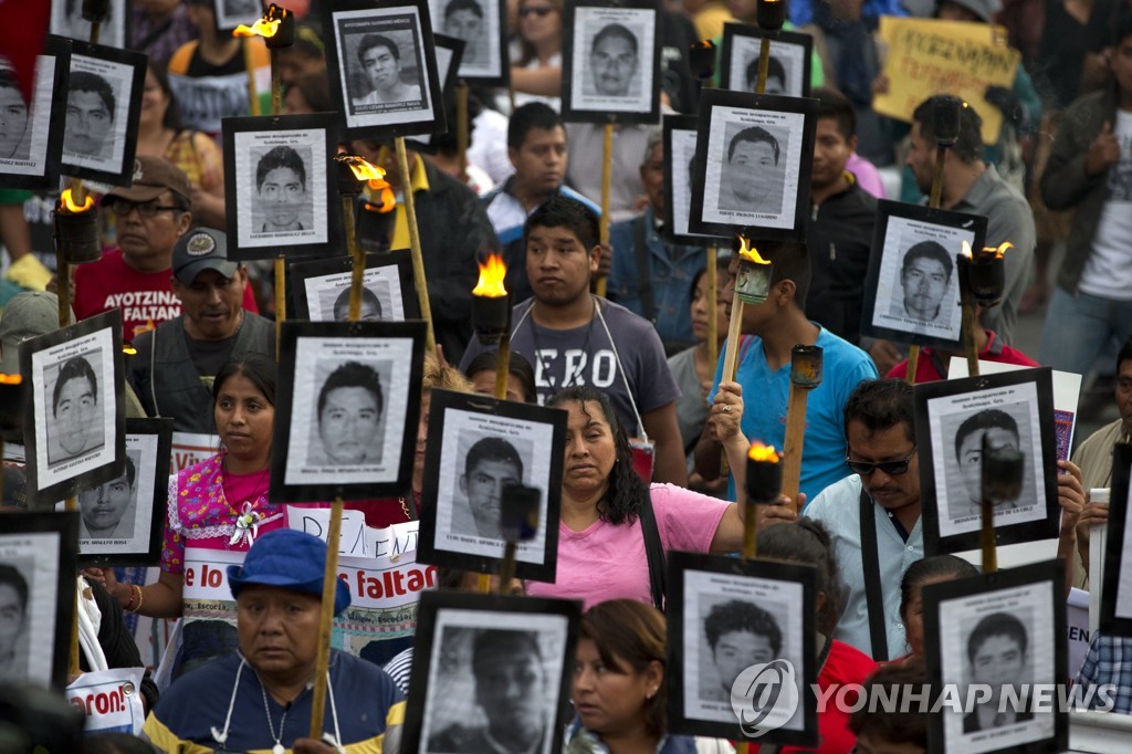 멕시코 실종 교대생들의 사진을 들고 시위하는 유족과 시민들
