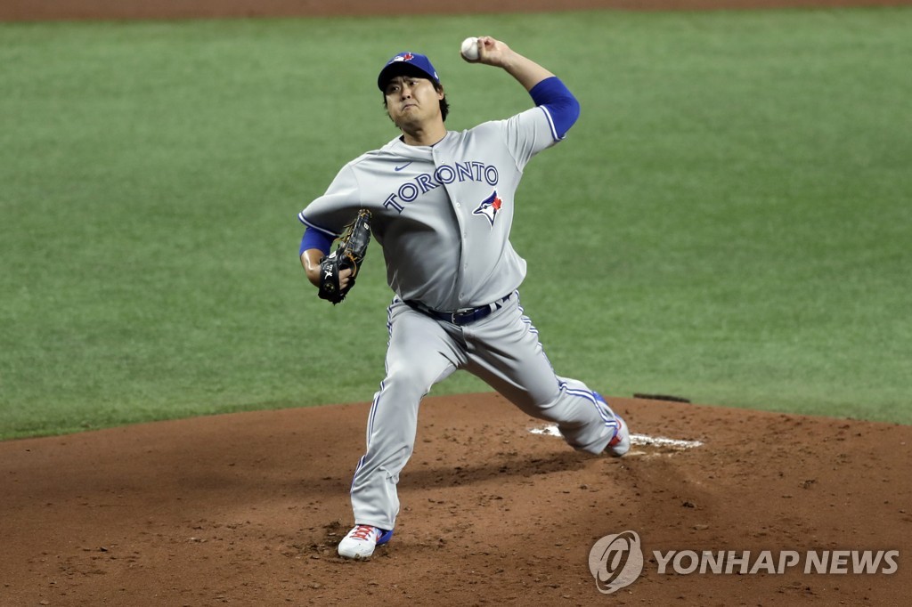 In this Associated Press file photo from July 24, 2020, Ryu Hyun-jin of the Toronto Blue Jays pitches against the Tampa Bay Rays in the bottom of the fourth inning of a Major League Baseball regular season game at Tropicana Field in St. Petersburg, Florida. (Yonhap)