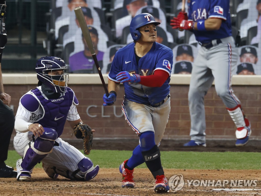 In this Associated Press file photo from Aug. 15, 2020, Choo Shin-soo of the Texas Rangers (R) watches the flight of his single off Colorado Rockies starting pitcher German Marquez during a Major League Baseball regular season game at Coors Field in Denver. (Yonhap)