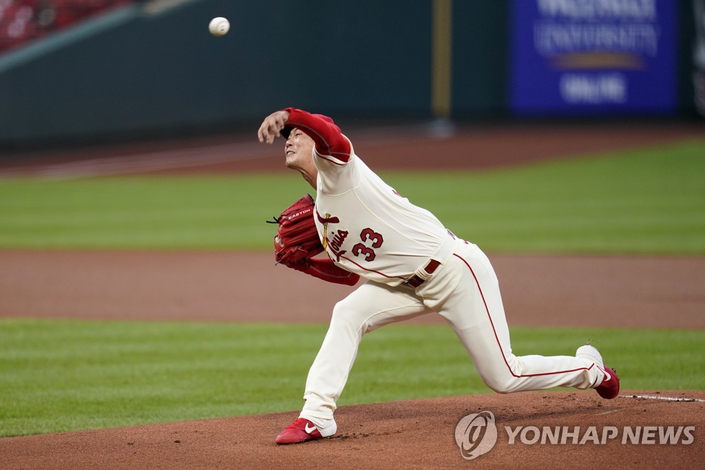 In this Associated Press photo, Kim Kwang-hyun of the St. Louis Cardinals pitches against the Cincinnati Reds in the top of the first inning of a Major League Baseball regular season game at Busch Stadium in St. Louis on Aug. 22, 2020. (Yonhap)